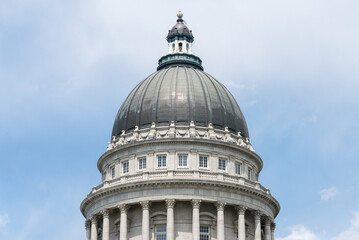 Obraz premium Architectural Detail of a Historic City Building Dome Against Blue Sky
