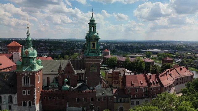 Wawel, Krak&oacute;w. Spokojny lot wok&oacute;ł wieży z widokiem na dziedziniec zamku i okolice w słoneczny, pogodny dzień
