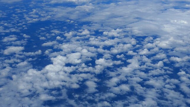 空撮の海と雲のパンアップ