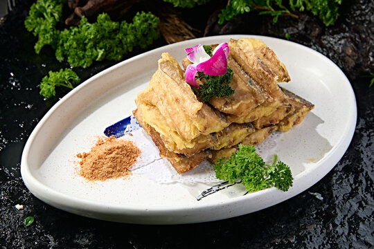 Pan-fried and deep-fried ribbonfish fillets with salt and pepper powder