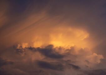 Obraz premium Golden Sunset Clouds: Dramatic Sky Illumination