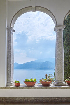 Sch&ouml;ner Ausblick von einem Balkon auf den Comer See.