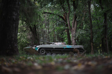 Fototapeta premium A selective focus shot of an abandoned military tank in the forest