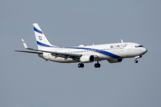 Avi&oacute;n de l&iacute;nea  Boeing 737 900 de la aerol&iacute;nea El Al Israel Airlines en el aeropuerto de Madrid con matr&iacute;cula 4X-EHB.