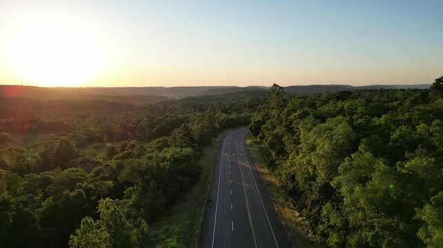 Atardecer sobre ruta 14 en Misiones,Argentina. Vista desde un drone