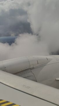 A paisagem vista da janela de um avi&atilde;o Boing 737-800 durante uma viagem entre S&atilde;o Paulo e Porto Seguro, Brasil.