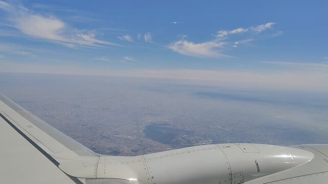 A paisagem vista da janela de um avi&atilde;o Boing 737-800 durante uma viagem entre S&atilde;o Paulo e Porto Seguro, Brasil.