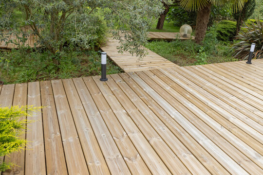 Terrasse en bois d'un jardin