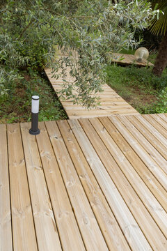 Terrasse en bois d'un jardin