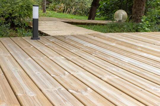 Terrasse en bois d'un jardin