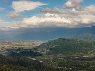 Obraz premium Dramatic Cloudscape Over Chilliwack Valley With Mountains, Forests And Farmland In British Columbia, Canada