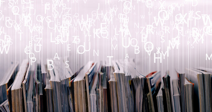 Fila de libros y revistas con superposici&oacute;n de letras del alfabeto cayendo, concepto de conocimiento y poes&iacute;a. Imagen editorial de libros con concepto de letras del alfabeto para tecnolog&iacute;a educativa,