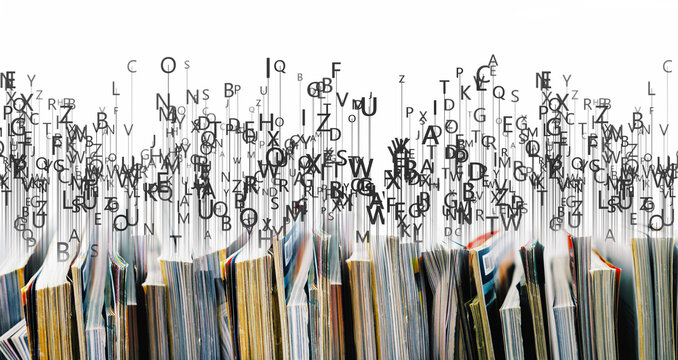 Hilera de libros y revistas con letras del alfabeto cayendo superpuestas, concepto de conocimiento y poes&iacute;a. Colecci&oacute;n de libros coloridos con concepto tipogr&aacute;fico para campa&ntilde;as de publicaci&oacute;n.