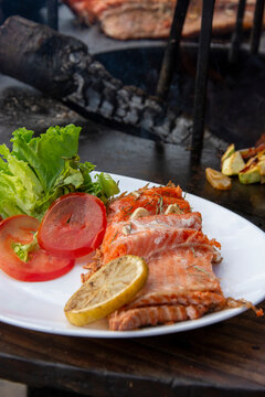 plato de trucha con limon tomate y lechuga