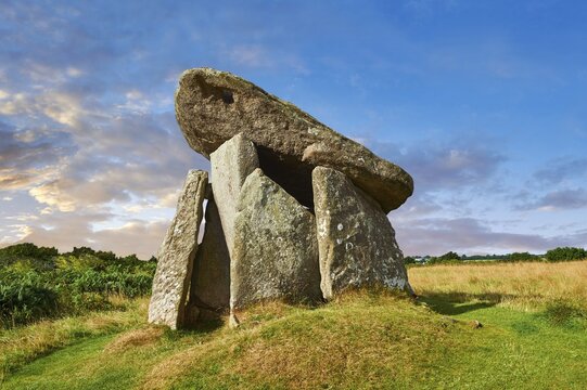 Trethevy Quoit megalithic standing stone tomb, known as the giant's house, near St Cleer, circa 4000 BC, Cornwall, England, United Kingdom