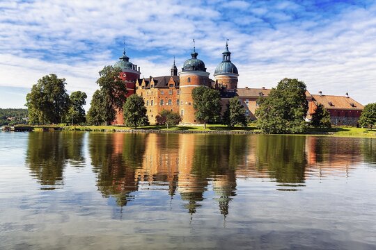 Gripsholm Castle reflected in Lake M&auml;laren, Lake M&auml;laren, Mariefred, Str&auml;ngn&auml;s, S&ouml;dermanlands l&auml;n, Sweden