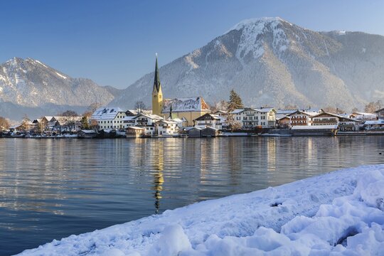 Snowy winter view of Malerwinkel with parish church and Wallberg 1722m, Rottach-Egern, Tegernsee, Tegernsee Valley, Bavarian Alps, Upper Bavaria, Bavaria, Germany