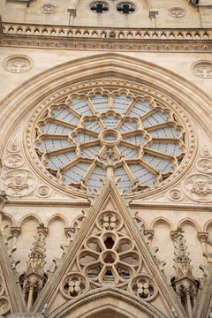 Symmetric vertical view of 
gothic cathedral facade. 
Ancient neo-gothic church with 
stone rose window and towers. 
Epic historic architecture 
background in Bordeaux, France.
