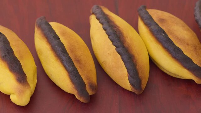 Salte&ntilde;as bolivianas, comida tradicional boliviana, sobre tabla de madera. 