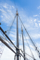 Obraz premium Sailboat Mast and ropes with cloudy blue sky background