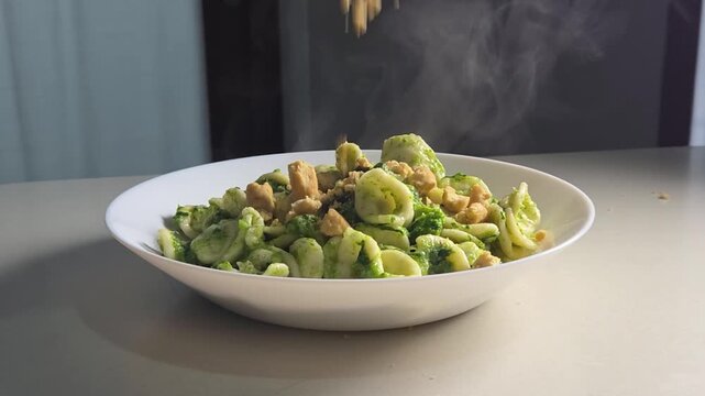Piatto barese di orecchiette alle cime di rapa con tarallo sbriciolato