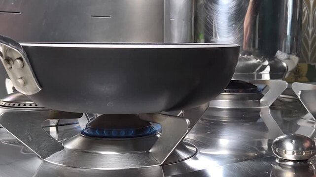 accensione fiamma sotto la pentola in cucina