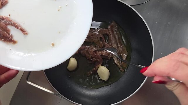 aglio in una padella per fare un soffritto