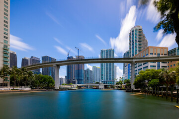 Obraz premium Miami River scene between Miami and Brickell long exposure photo