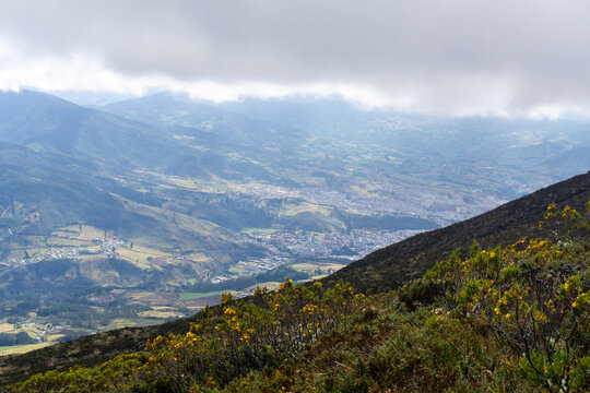 Ciudad de Pasto vista desde la ladera del volc&aacute;n Galeras &mdash; City of Pasto viewed from the slope of Galeras Volcano