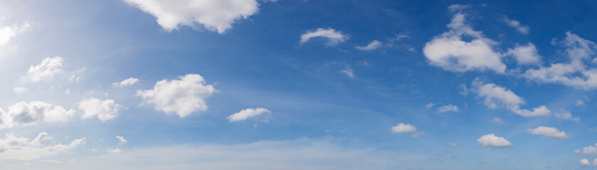 Obraz premium Wide angle panorama of beautiful sky with cumulus clouds over a clear horizon.