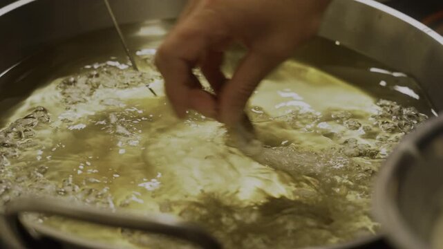 「海老の天ぷらを揚げる」Frying Shrimp Tempura in Hot Oil &ndash; Japanese Cooking Close-Up