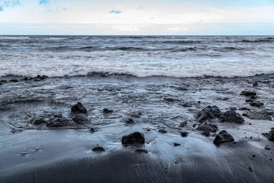  Punaluʻu Beach ( Black Sand Beach), Island of Hawaii ( Big Island ).  Tholeiitic basalt, Lava flows, Kau Basalt, Mauna Loa.