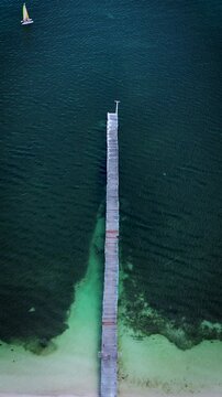 toma aerea de un muelle de las playas de cancun, con veleros 