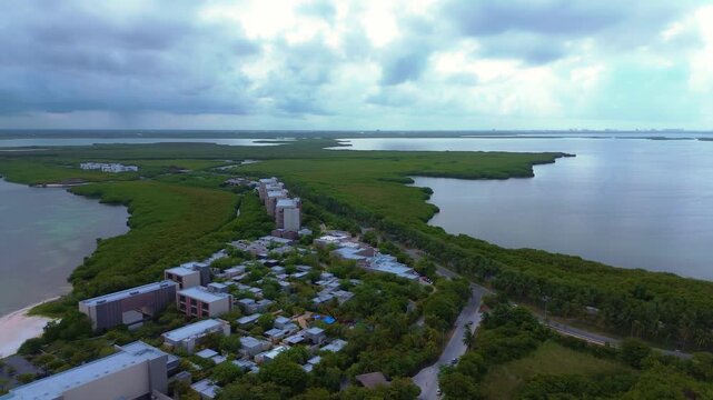 paneo de la zona hotelera de cancun, laguna y mar, tonos azules y verdes