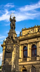 Obraz premium A statue on a pedestal in front of an ornate building