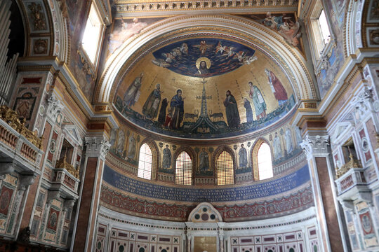 Roma, Italia - Il monumentale e dorato mosaico absidale duecentesco di Jacopo Torriti all'interno del catino dell'Arcibasilica di San Giovanni in Laterano, con il volto del Salvatore e la croce gemmat