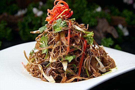 Oil-fried cold dish of shredded tea tree mushrooms with cilantro, red pepper strips, and scallions