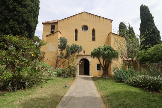 Chapelle Saint Fran&ccedil;ois, chapelle de style roman, ville de  Bormes les Mimosas, d&eacute;partement du Var, France