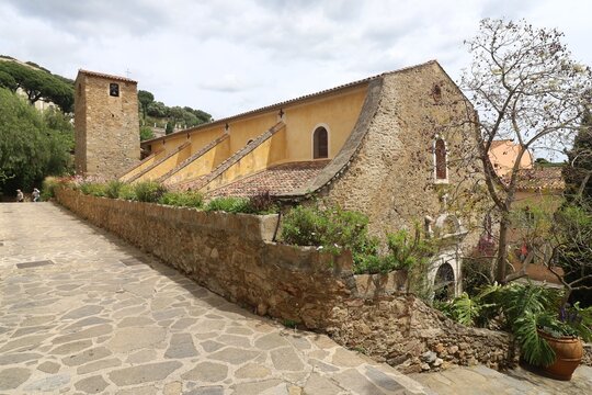 Eglise Saint Trophyme, &eacute;glise de style roman, ville de  Bormes les Mimosas, d&eacute;partement du Var, France