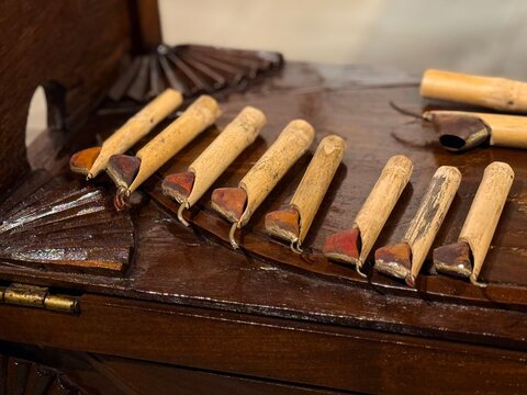 Baik equipments for painting that are called as Canting