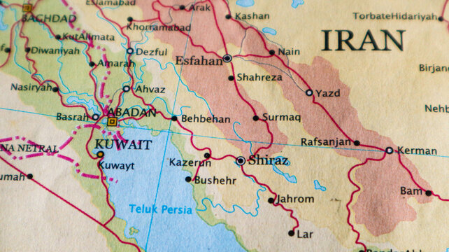 Map of Kuwait, bordered by Saudi Arabia to the south and Iraq to the north.