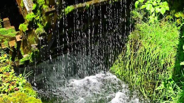 水の流れる水車