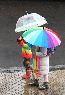 Color paraguas multicolor, bufanda colorida, d&iacute;a de lluvia con chubasquero, botas katiuskas y abrigo impermeable para gota de agua