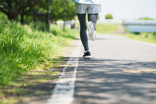 ランニングをする若い女性　スポーツイメージ