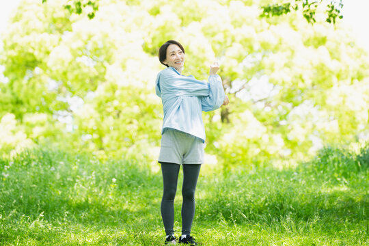 ストレッチをする若い女性　スポーツイメージ