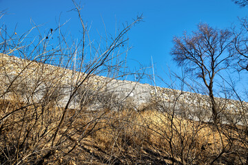 Obraz premium Early spring natural scenery of the Jiuyanlou Great Wall Scenic Area in Yanqing District, Beijing
