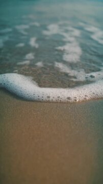 海岸に打ち寄せる波が泡立ち引いていくループ