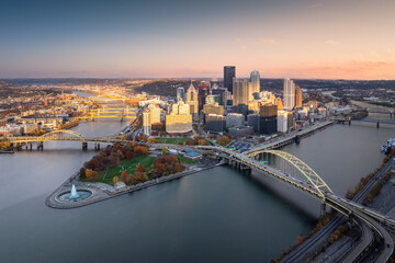 Fototapeta premium Aerial view of the skyline of Pittsburgh, Pennsylvania, USA.