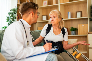Obraz premium A senior woman is talking about her health problems with medical professional.