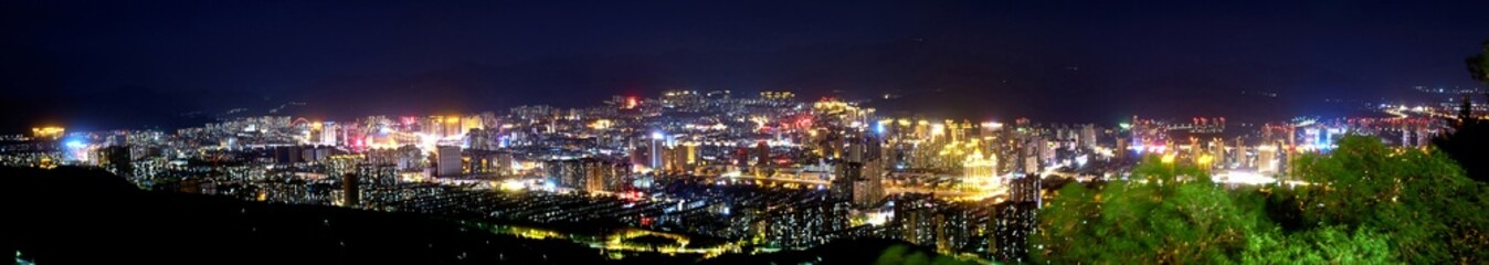 A panoramic view of the city from the top of Bajiaotai Mountain in Zhangjiakou City, Hebei Province. © 亮亮 徐